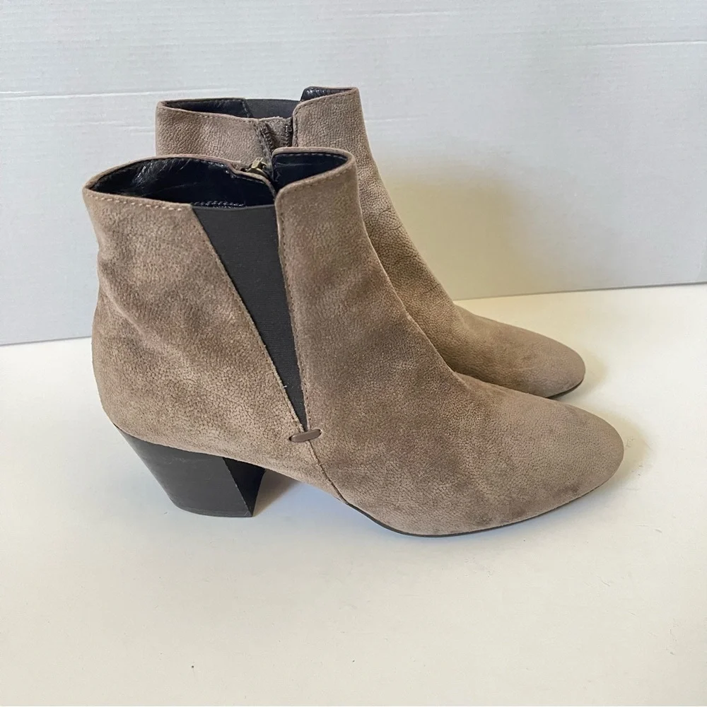 AQuatalia Faylynn Suede Leather Ankle Boots Side Zipper Taupe Neutral Size 8.5